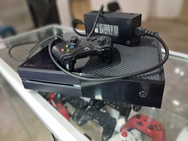 Xbox One standard 500GB with 6 offline games