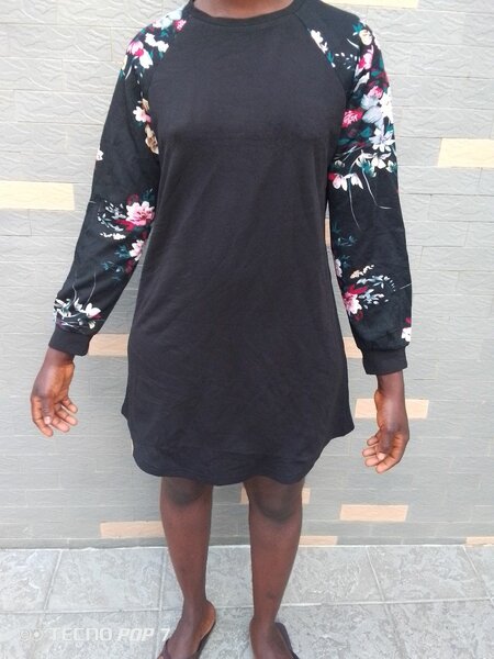 Robe pull à manches fleuries