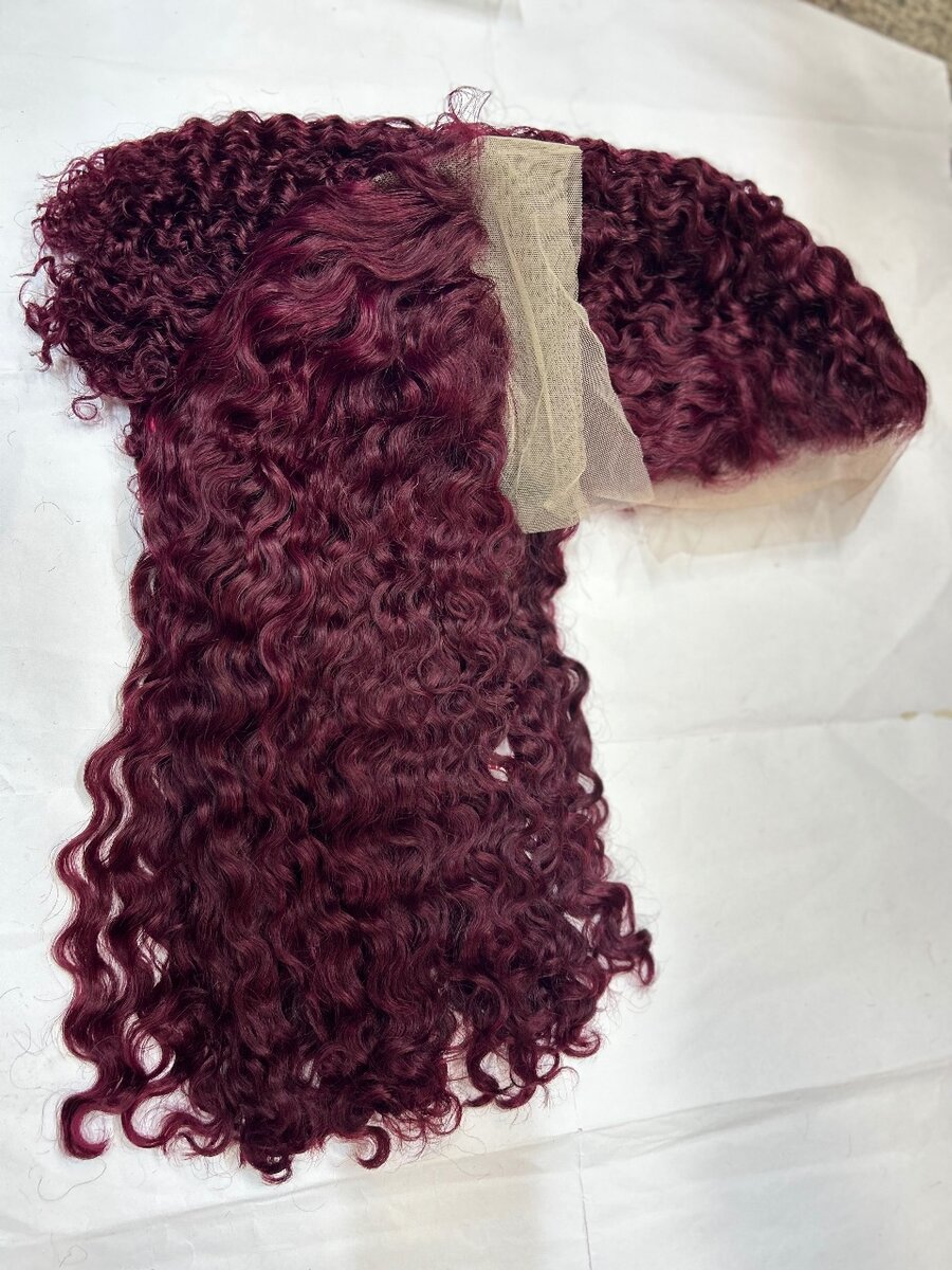 Perruque en dentelle bouclée colorée