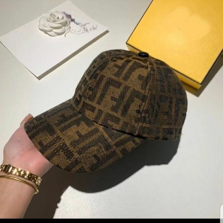 Caps fendi
