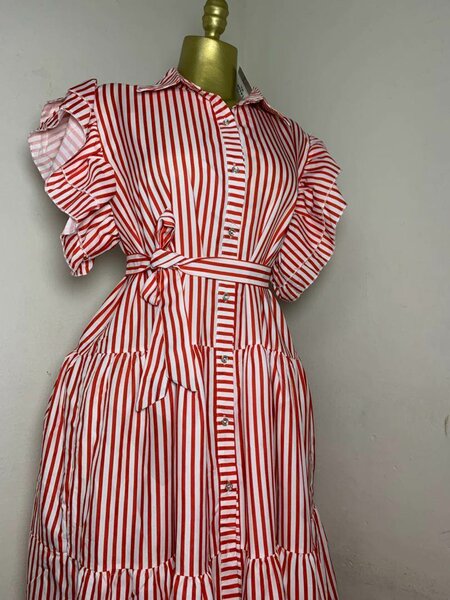 Robe rayée à volants d'été