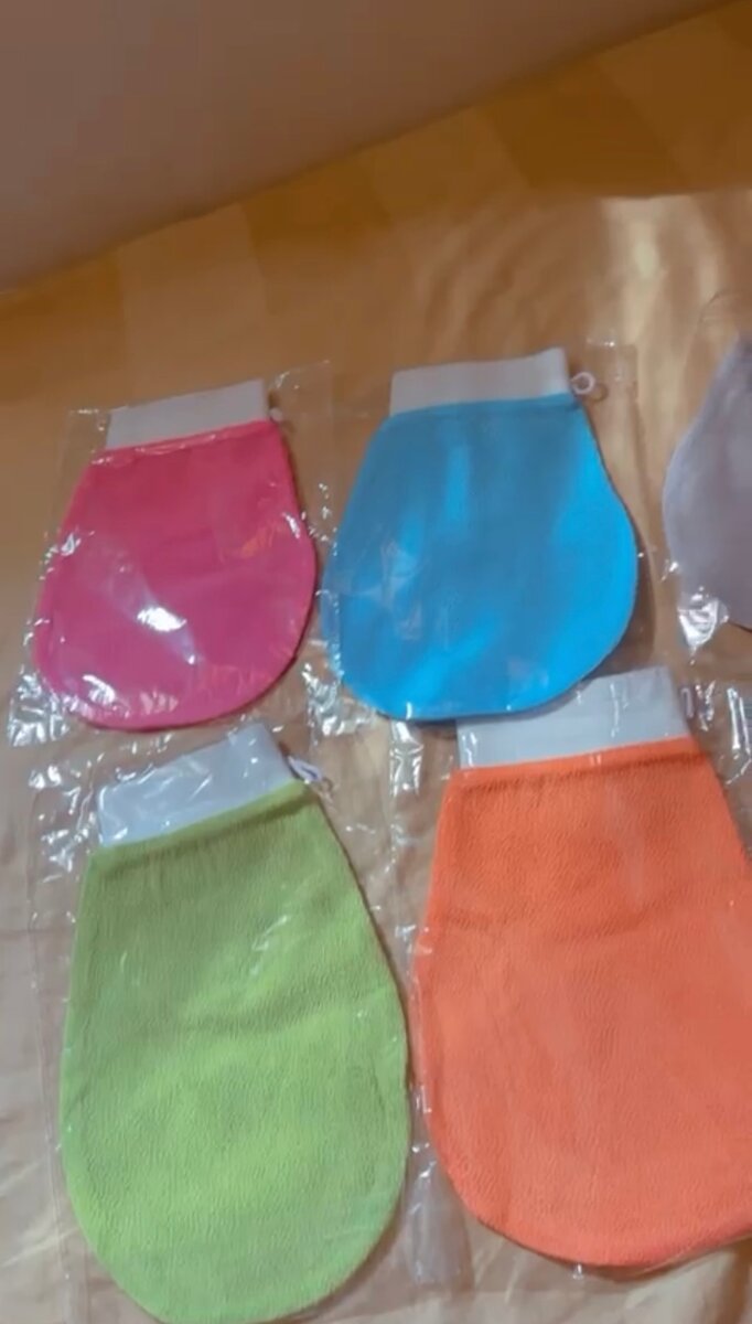 Gants exfoliants colorés