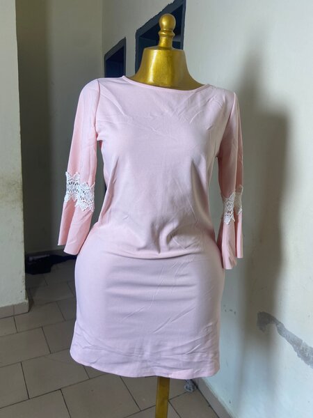 Robe rose à manches dentelle