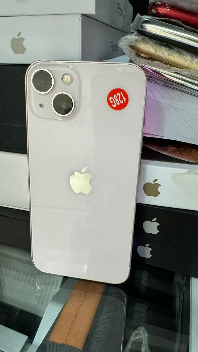 *iphone 13 128giga très propre juste trait dans lécran :