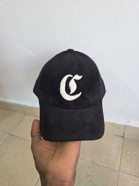 Casquette noire à motif C