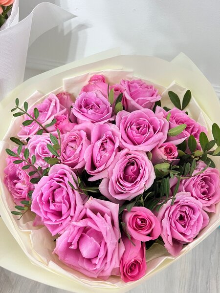 Розовые розы