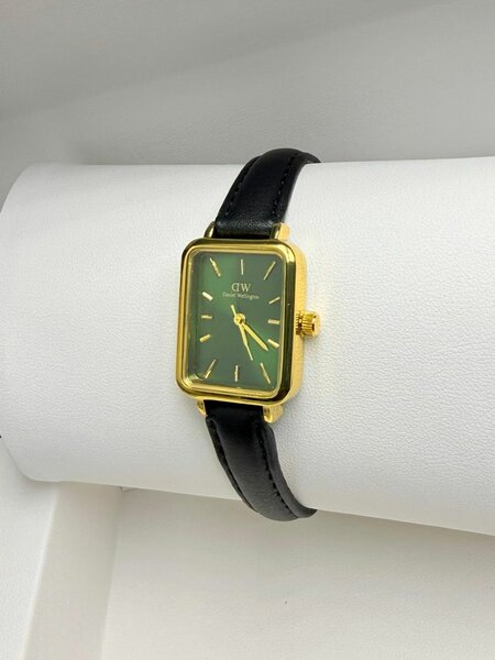 Montre élégante dorée femme