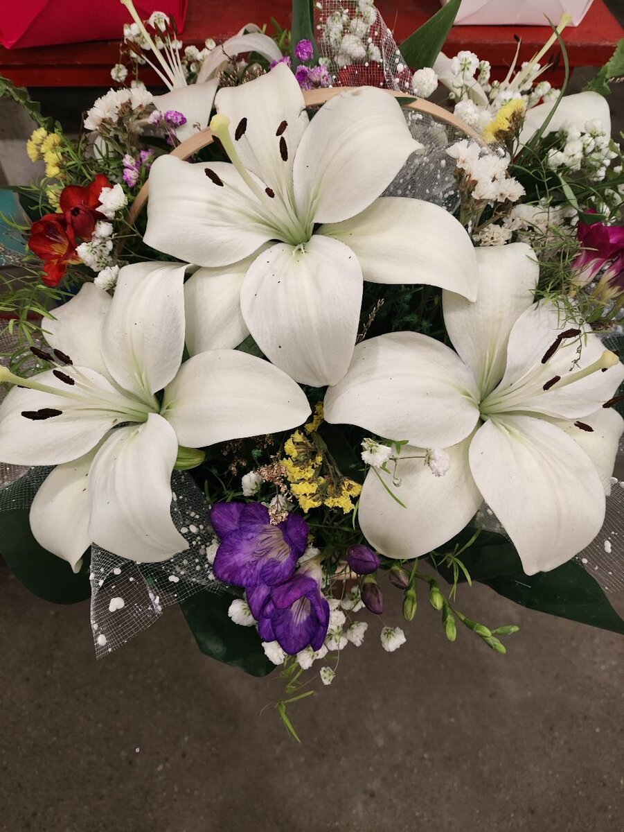 Корзина с лилией и фрезия