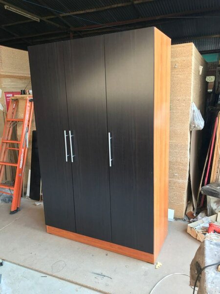 Armoire moderne à 3 portes
