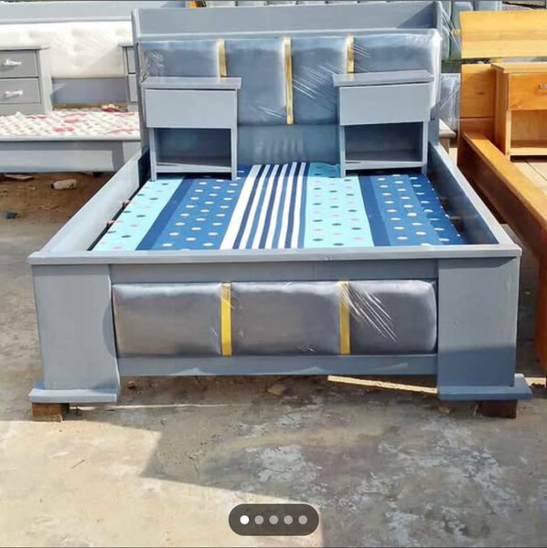 Lit double moderne avec rangements