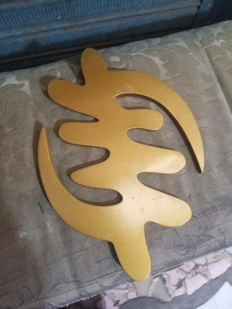 Décor mural en bois doré