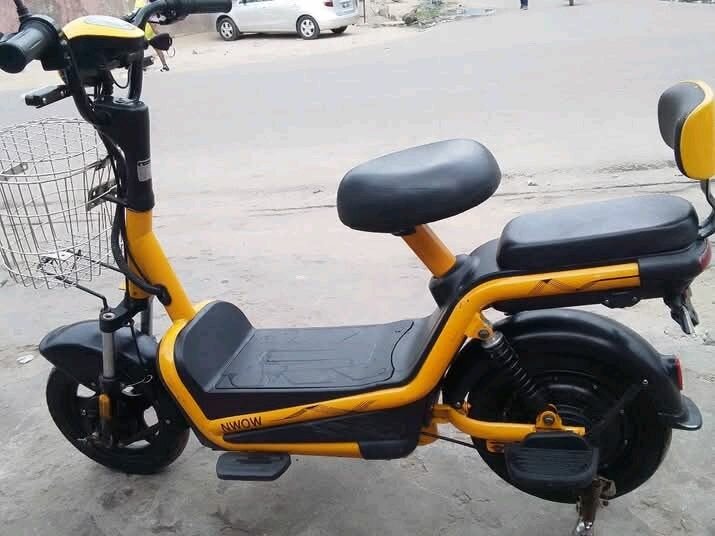 Scooter électrique jaune urbain