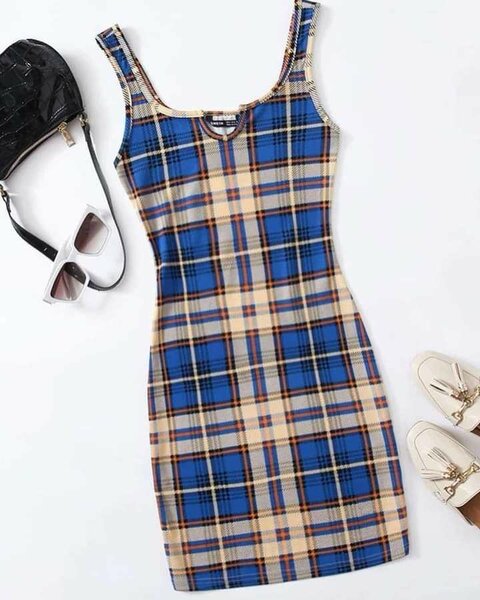 Robe moulante à carreaux tendance