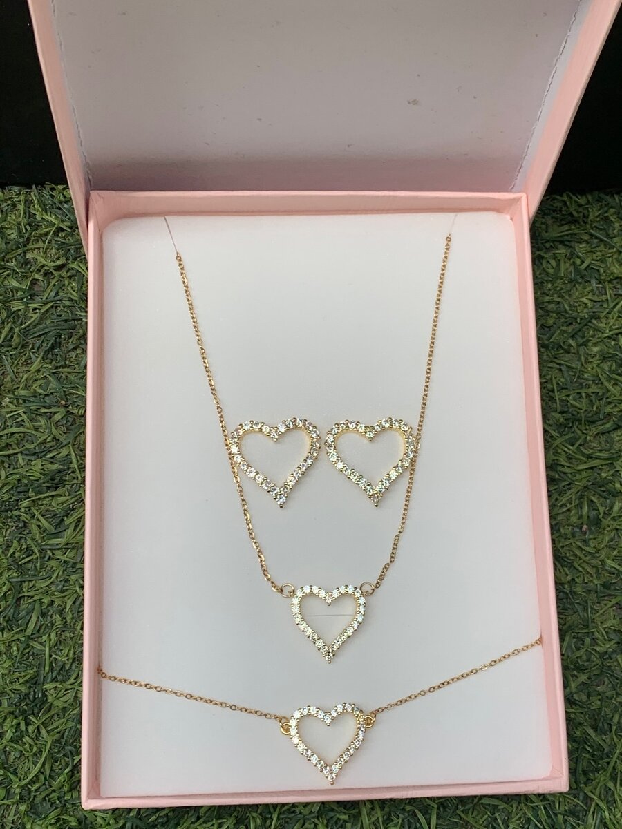 Ladies necklace with bracelets