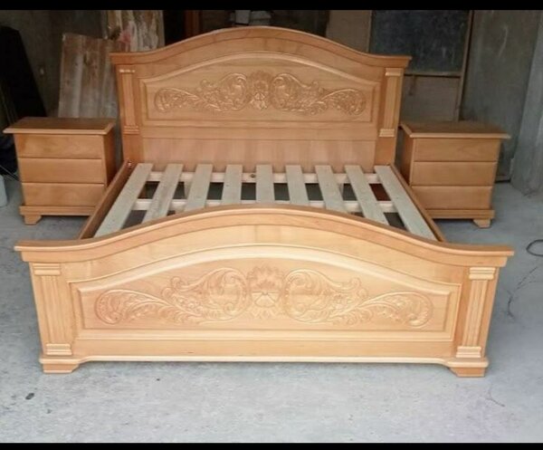 Lit en bois sculpté élégant