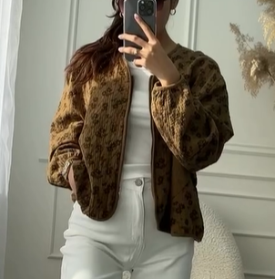 “Шикарная легкая курточка с красивым принтом. Укороченная модель на замке, приятная к телу. Идеально подходит для создания стильного образа в повседневной жизни.”