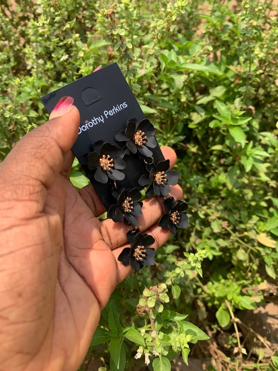 Floral earring (red, white,black)