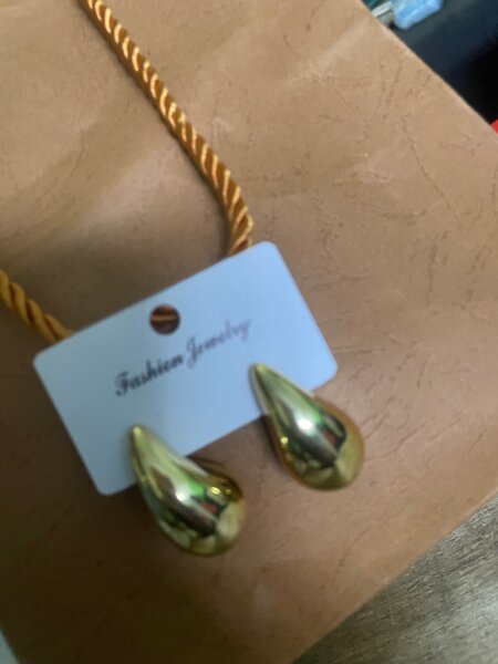 Boucles d'oreilles dorées modernes