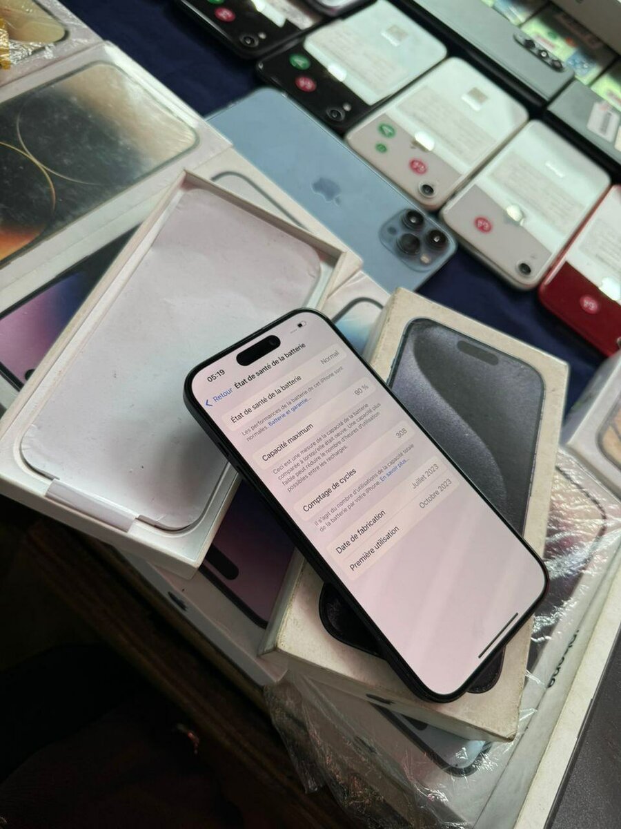 iPhone 15 pro 128 giga tout est ok 590.000