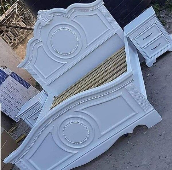 Lit Double en Bois Élégant