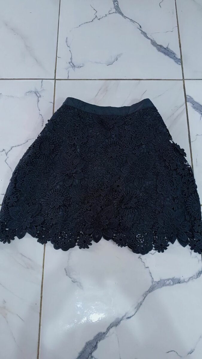 Jupe en dentelle noire élégante