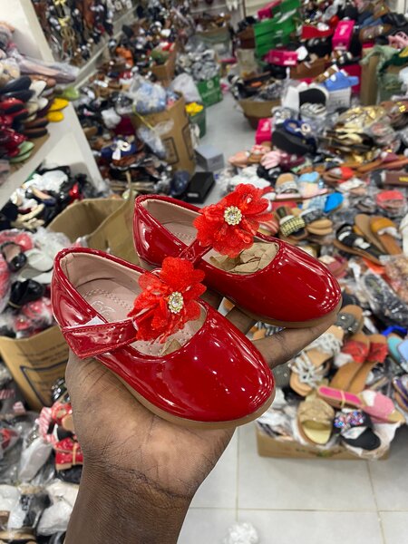 Chaussures bébé rouges fleurs