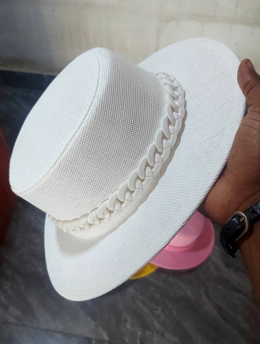 Élégant chapeau tressé