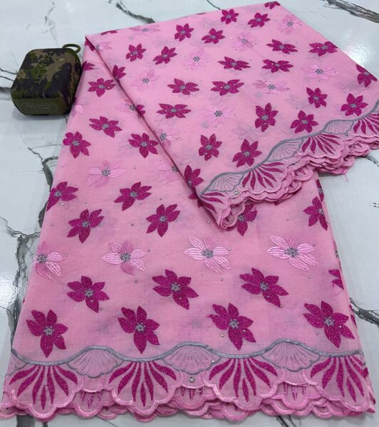 Tissu à Motif Floral Brodé