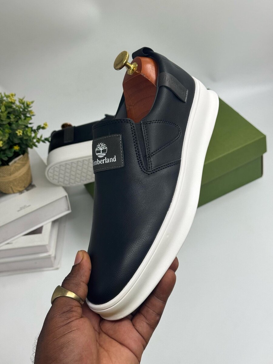 TIMBERLAND BLACK AND WHITE