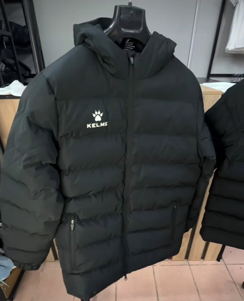 Куртка от бренда Kelme все в оригинале