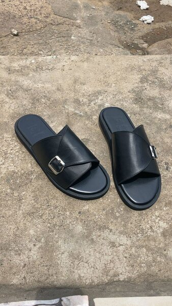 Sandales en cuir noir élégantes