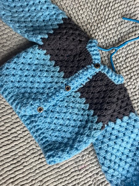 Cardigan tricoté bébé