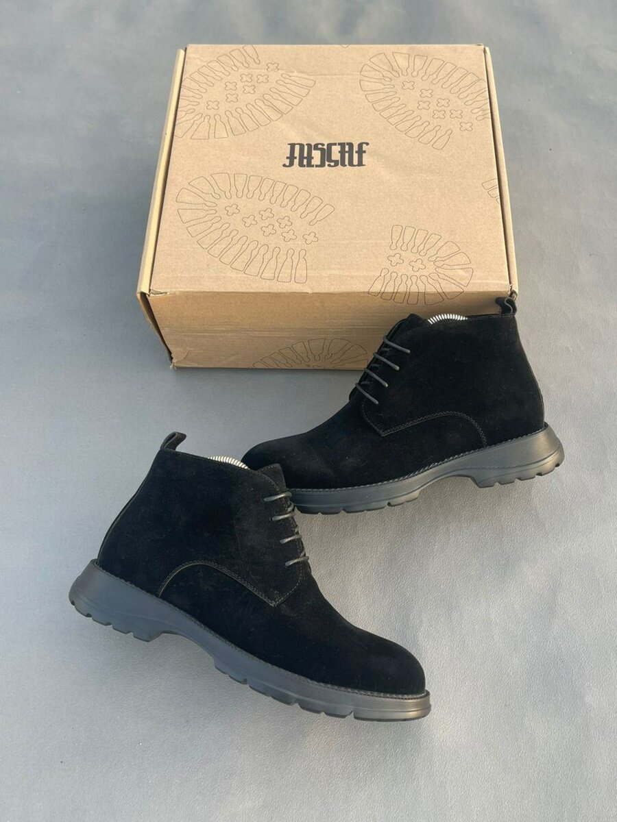 Bottes noires en daim élégantes