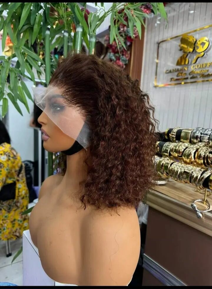 PERRUQUE EN DENTELLE BOUCLÉE