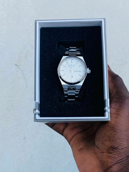 Montre en acier inoxydable élégante