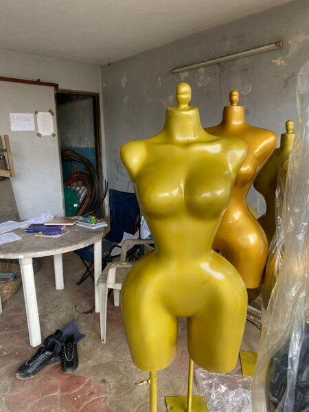 Mannequin doré sculptural