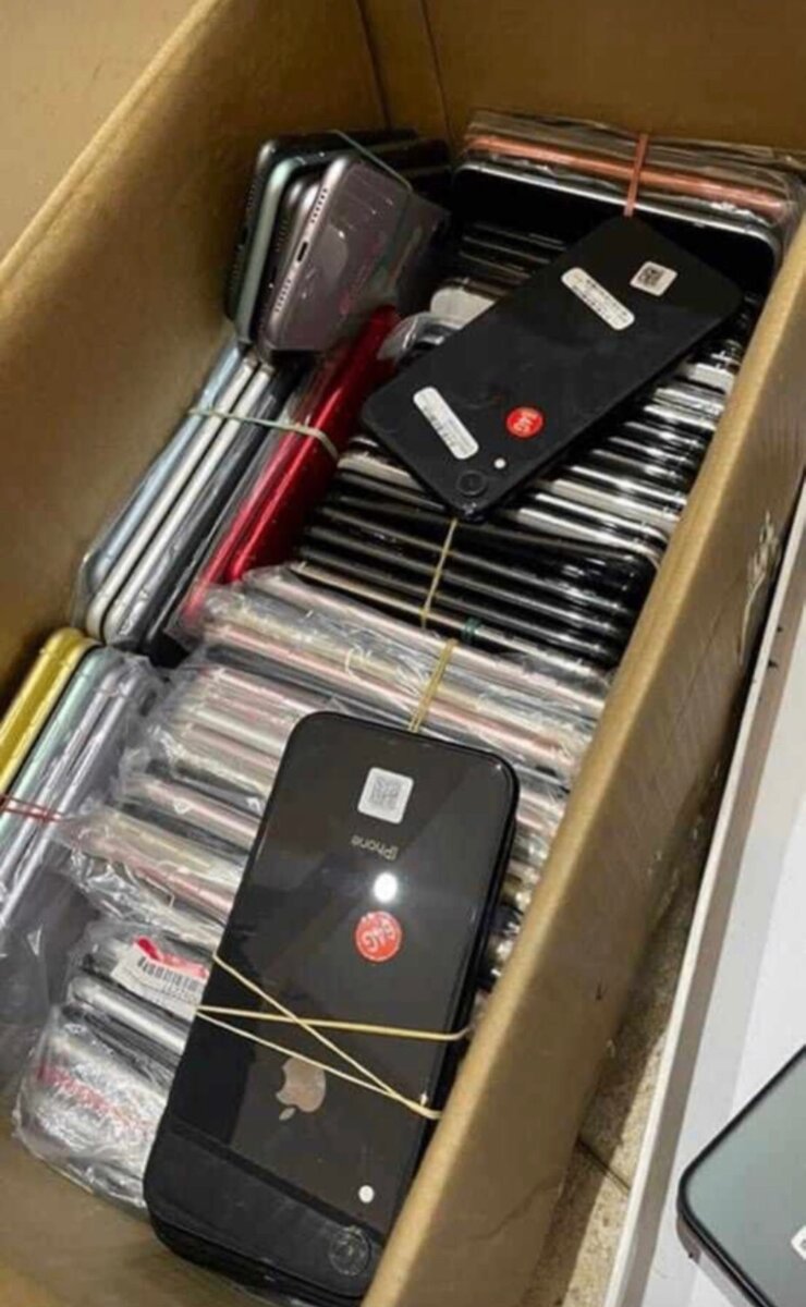 iPhone XR, 64gig available