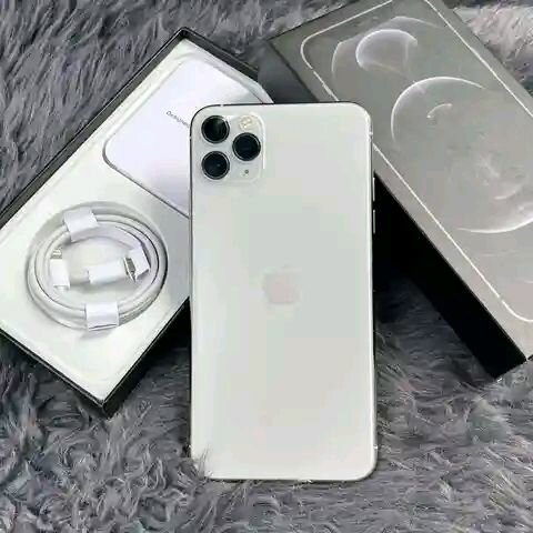 Smartphone haut de gamme argenté