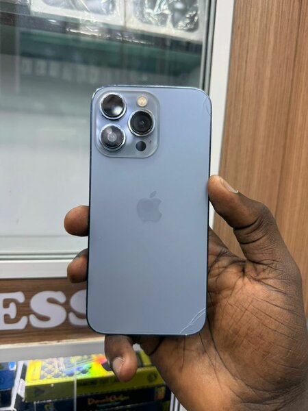 13pro 128g dos fissuré légèrem