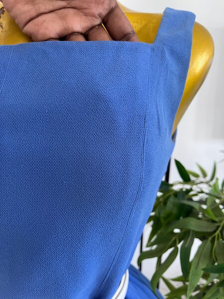 Robe bleue élégante ceinturée