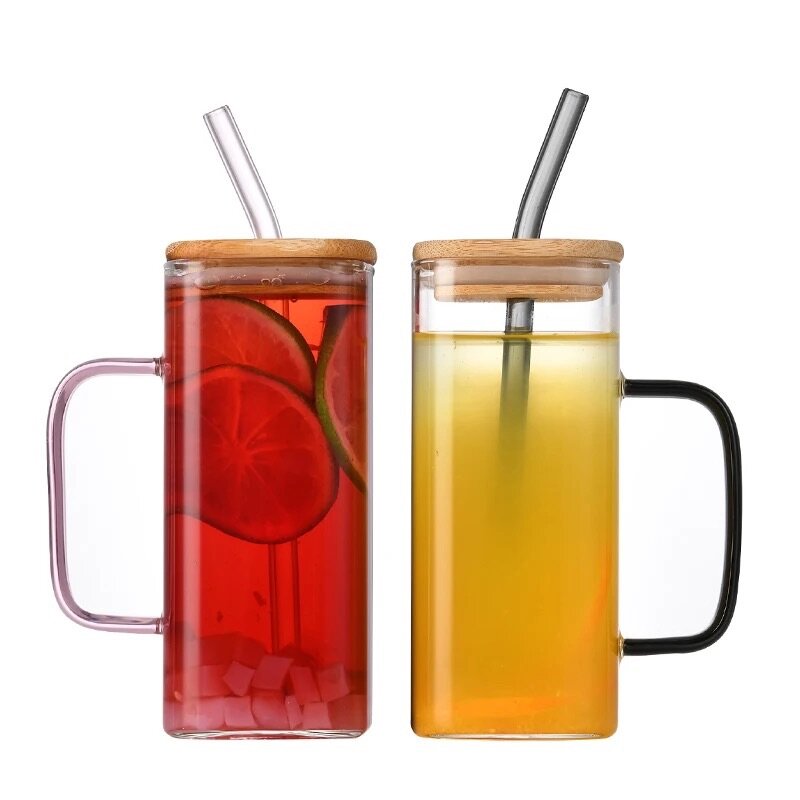 Tasse en verre avec couvercle en bois et paille en verre