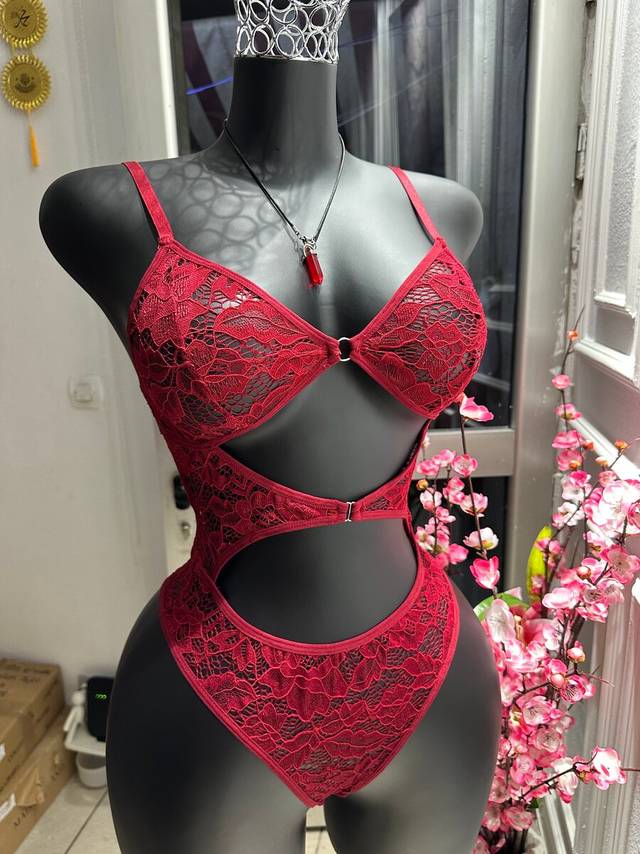 Lingerie en dentelle rouge