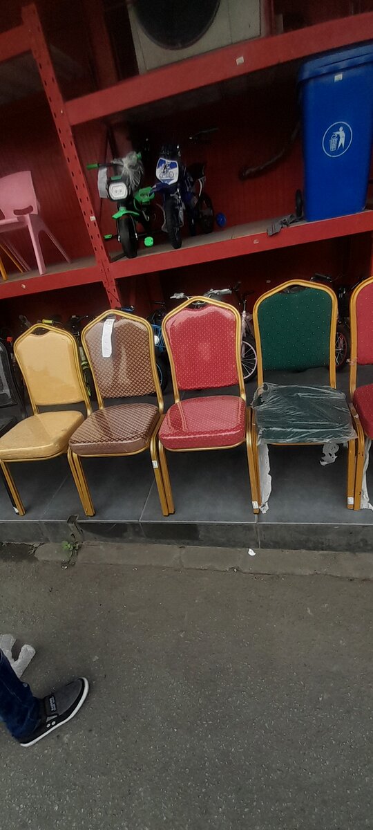 Chaises empilables élégantes