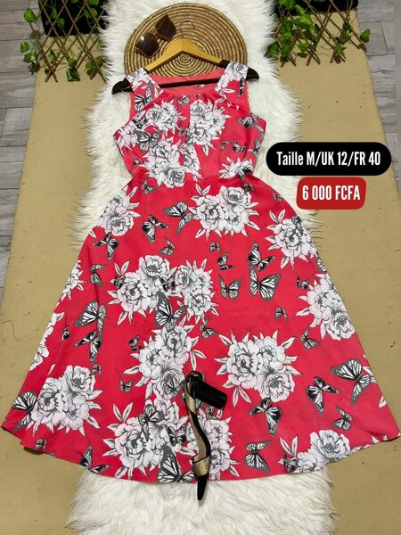 Robe Fleurie Rouge Élégante