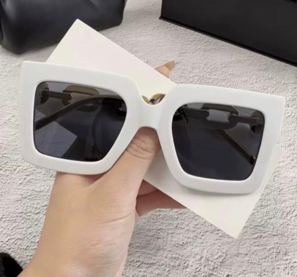 Lunettes de soleil carrées chic