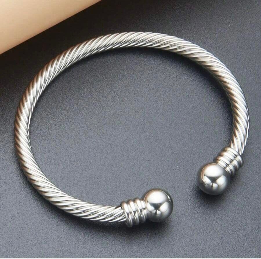 Bracelet en acier gravé élégant
