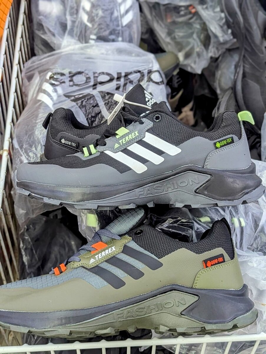 CLASSIC ADIDAS SPORTS SHOE