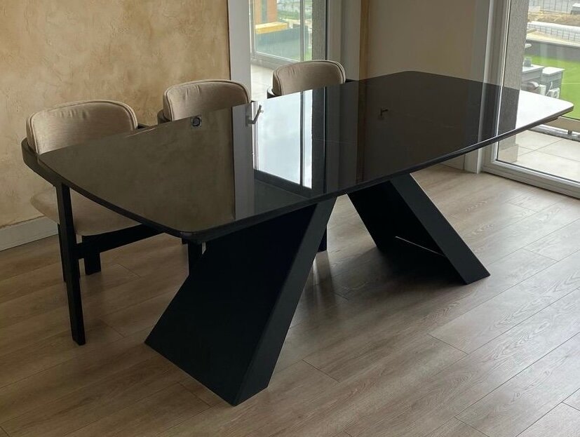 Table moderne en verre noir