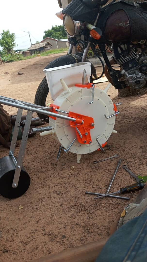 Semoir manuel agricole robuste