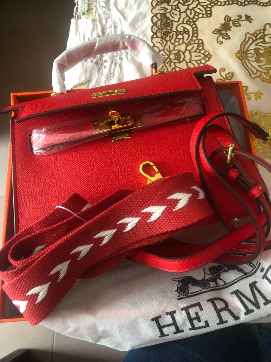 Sac à main rouge Hermès élégant